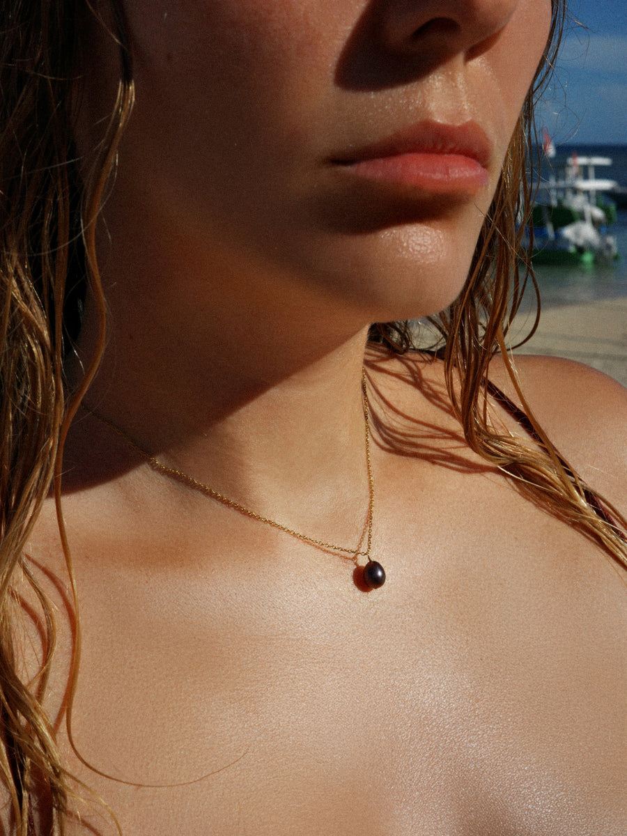 Hitam Necklace