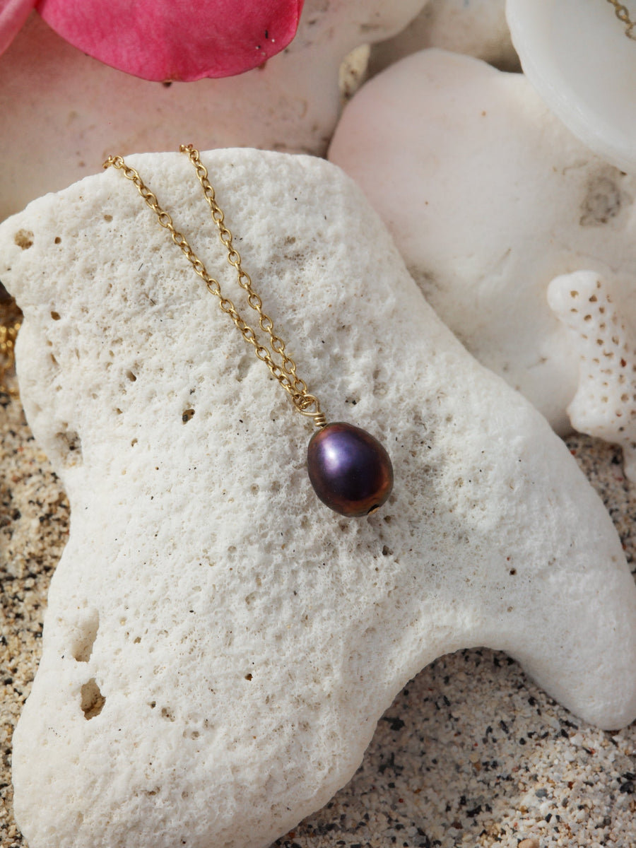 Hitam Necklace